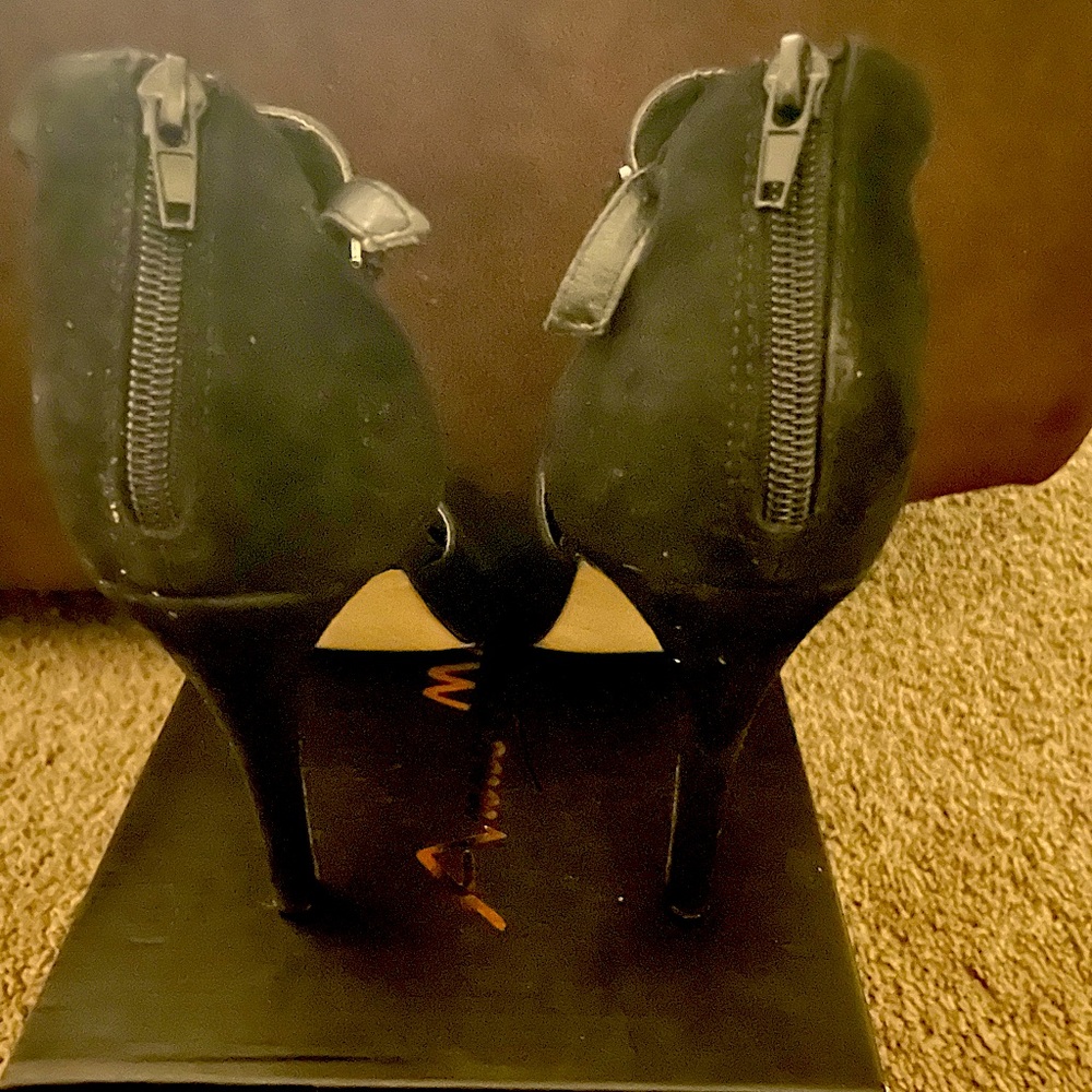 Cute black heels !